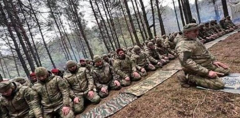 Čečenski borci koji se bore na strani Rusije obavljaju namaz